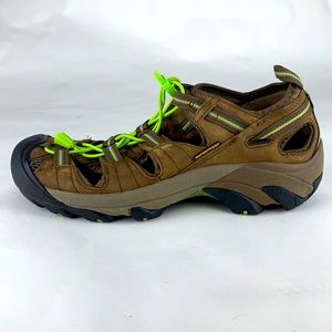 Women’s keen sandals water shoes size 9. Brown